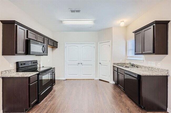 Foto del edificio - 1324 Lakecrest Ln