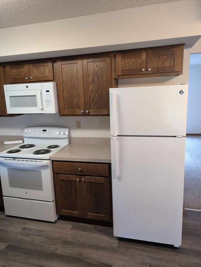 Building Photo - Fully Updated 3 Bedroom 3 Bath Townhouse with 2 Stall Attatched Garage
