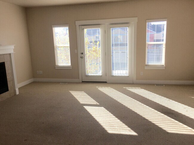 Building Photo - Luxury Townhome in Sandy!!