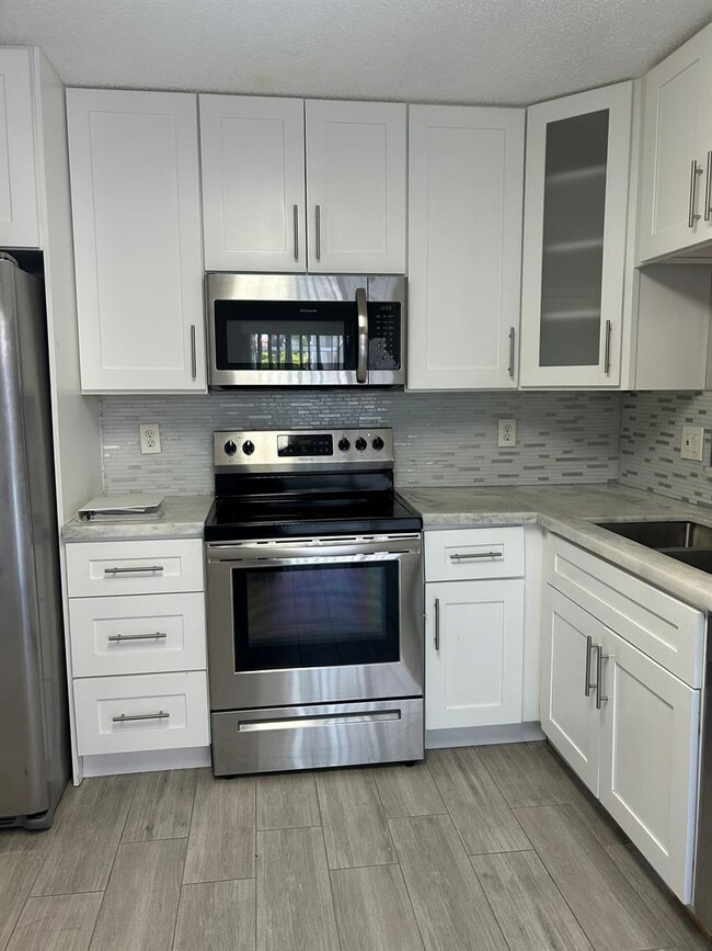 Building Photo - 10978 Mainsail Dr