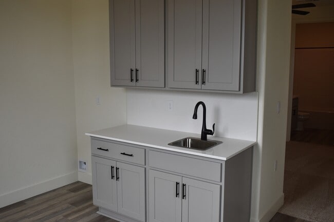 Building Photo - 682 Stephanie Dr