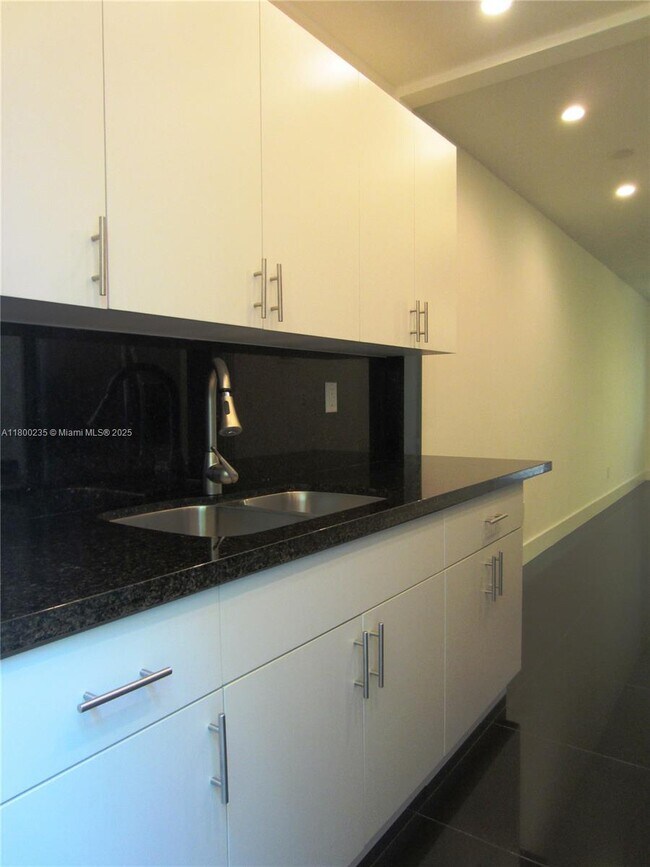 Foto del edificio - 8132 Harding Ave