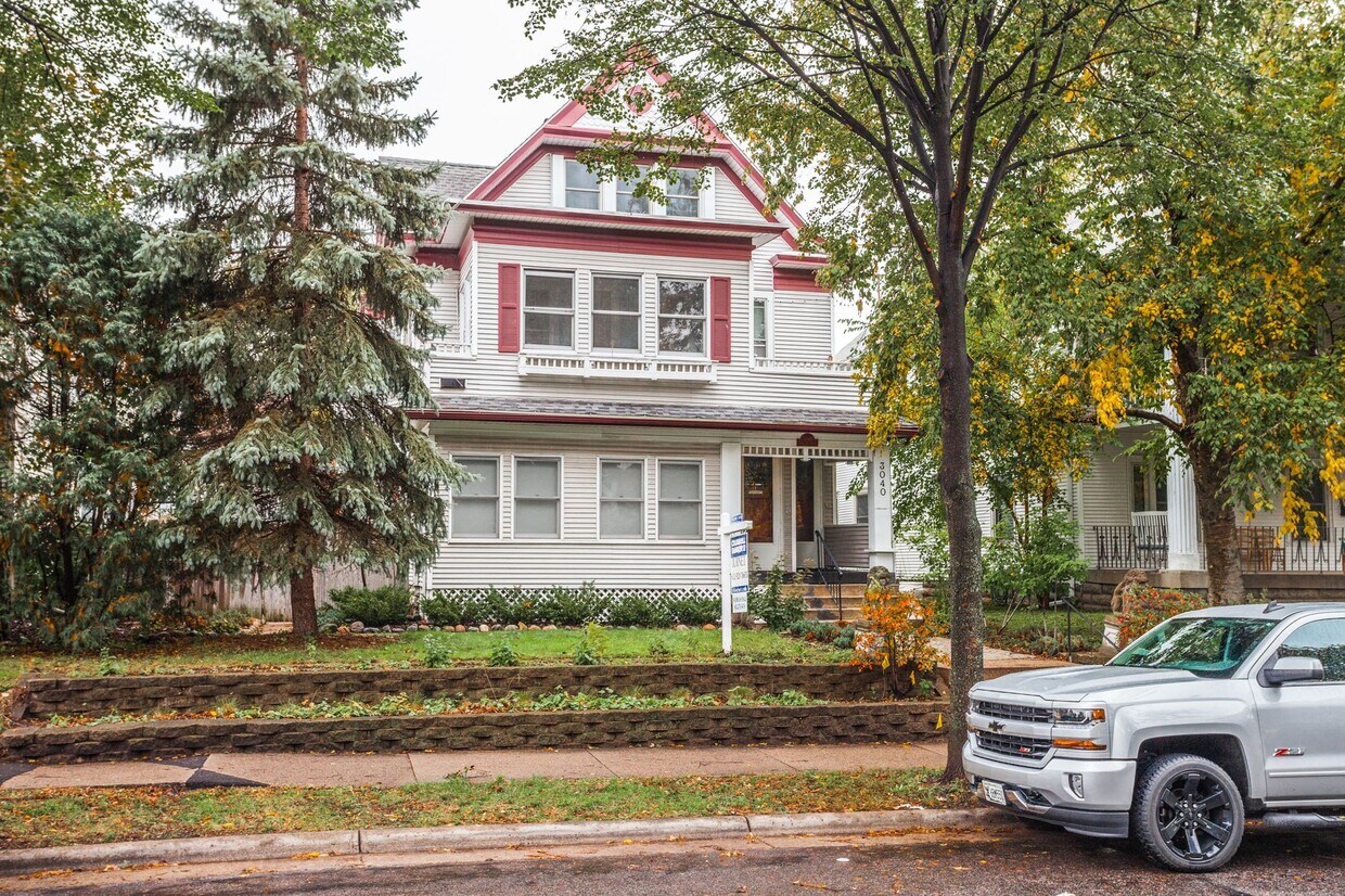 Foto principal - 3040 James Ave S