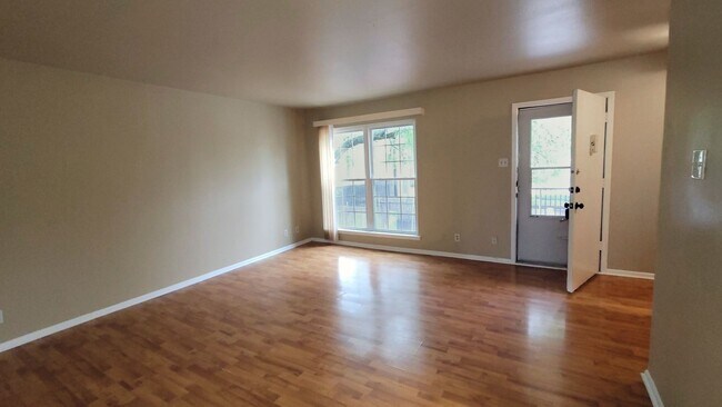 Building Photo - 8702 Village Dr