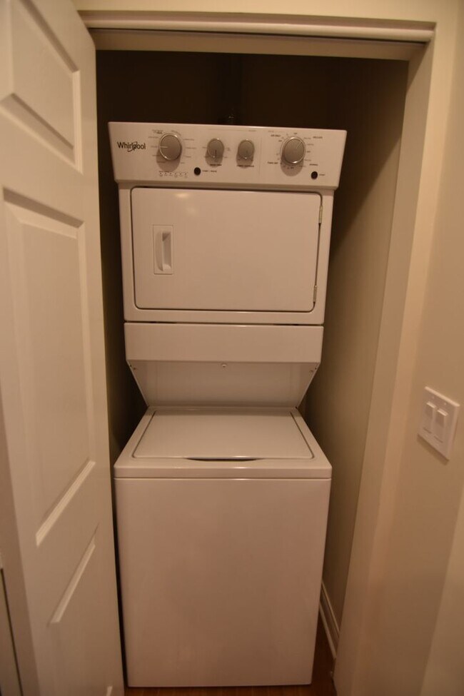 Building Photo - 1145 W Lunt Ave