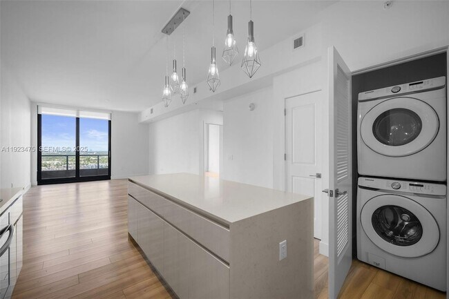 Foto del edificio - 101 Diplomat Pkwy