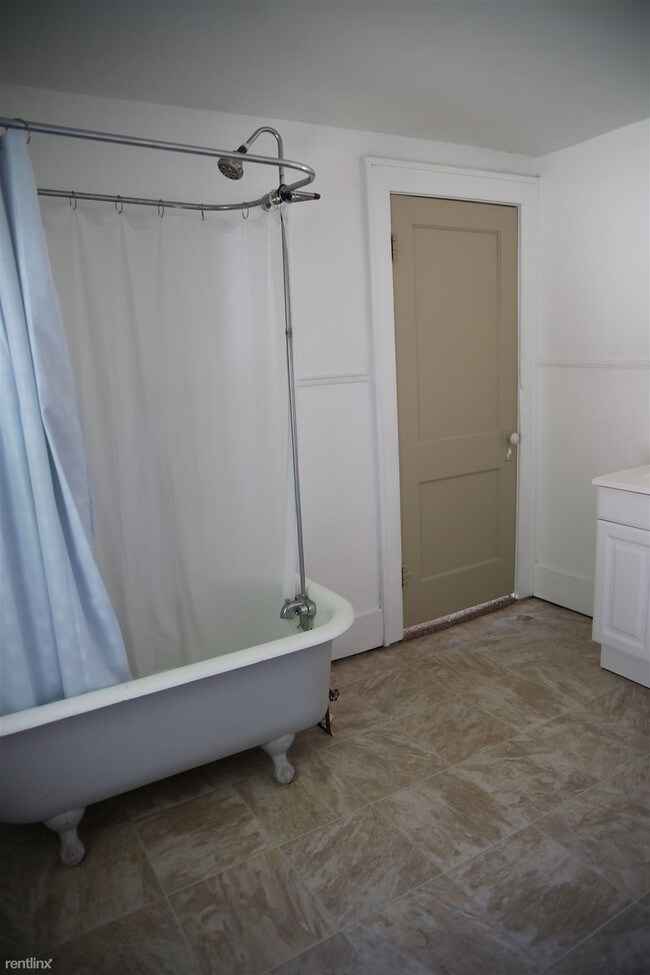 230 W Flint St Unit 2, Davison, MI 48423 Condo for Rent in Davison