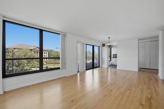 Building Photo - 2020 N Lincoln Park W
