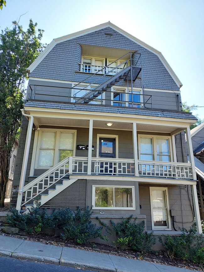 Building Photo - 209 Williams St