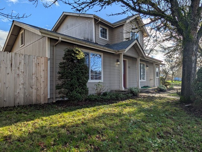 Foto del edificio - Spacious 3-Bedroom, 2-Bath Home In The River Road Area In Eugene!