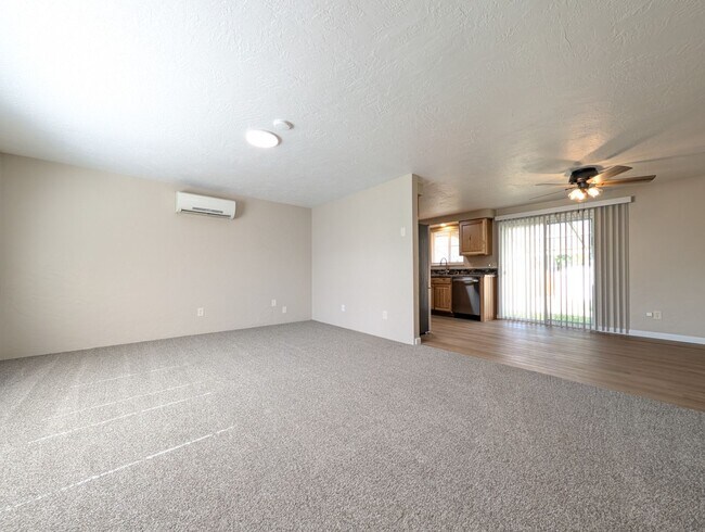 Foto del edificio - Great 3-Bedroom, 1-Bath Home - Centennial ...