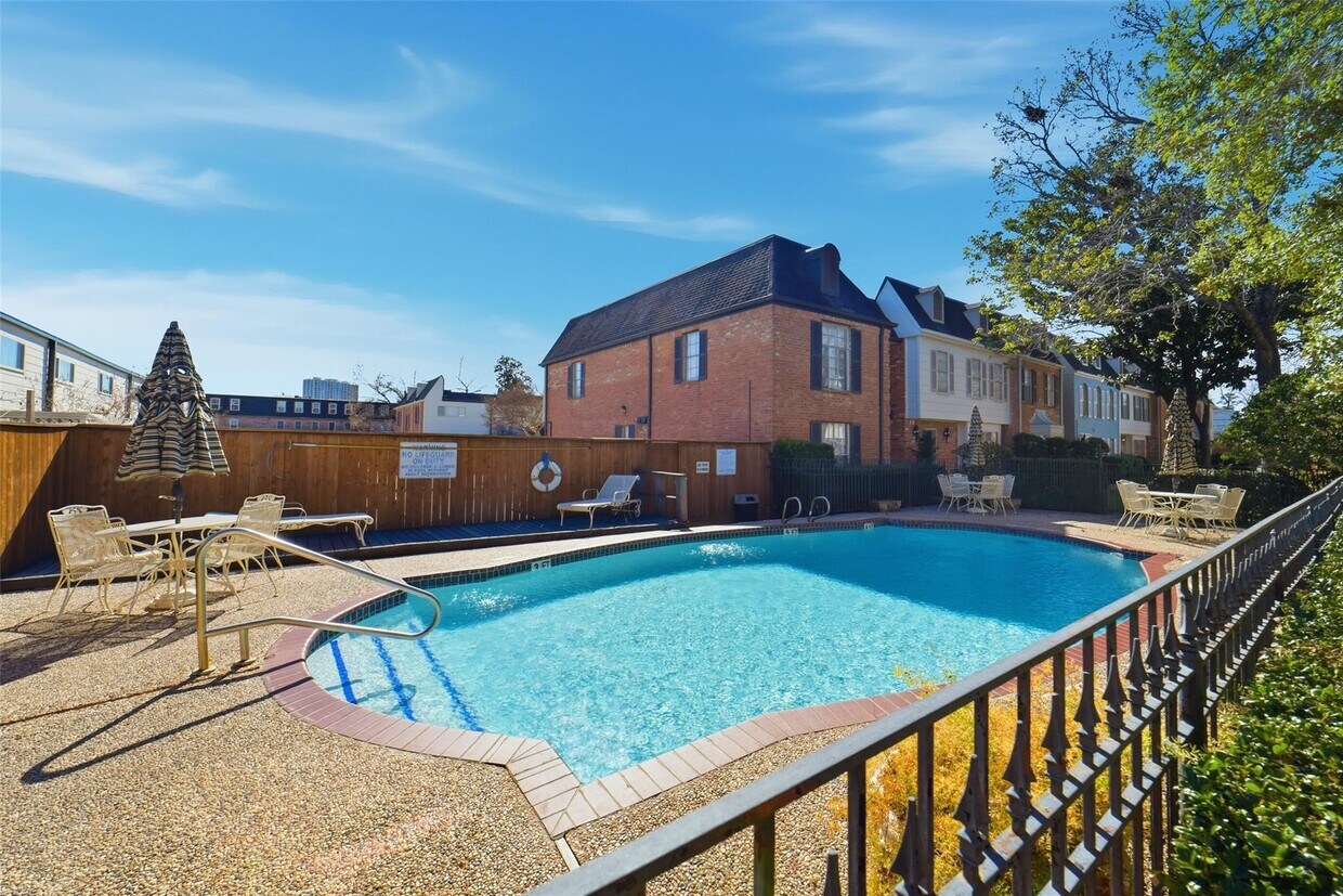 Building Photo - 461 N Post Oak Ln