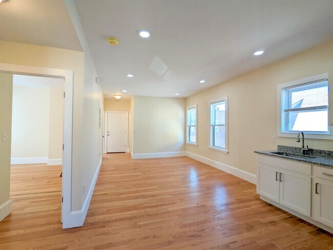 Building Photo - 73 Merriam St
