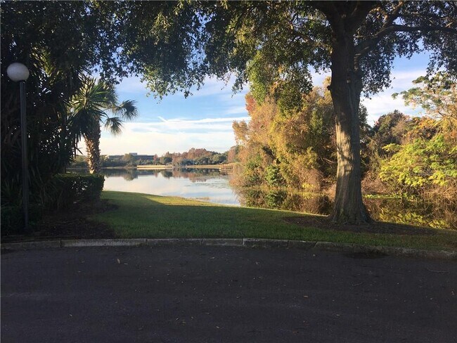 Foto del edificio - 948 N Lake Destiny Rd