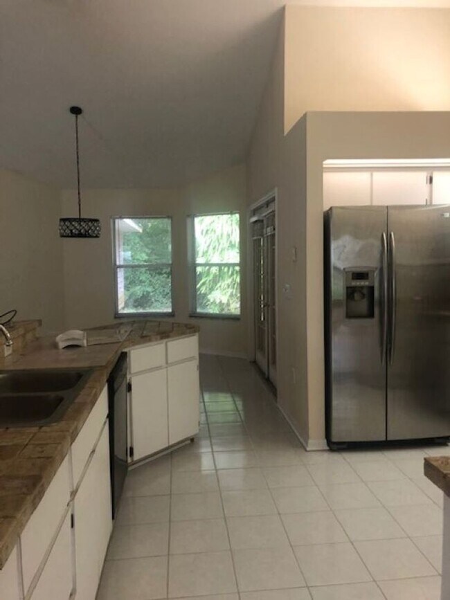 Building Photo - 4 Bedroom/2 Bath located in Broadmoor