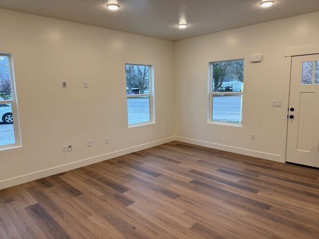 Foto del edificio - Half off first months rent - Beautiful townhome with 2 car garage, Central Air and Master Suite