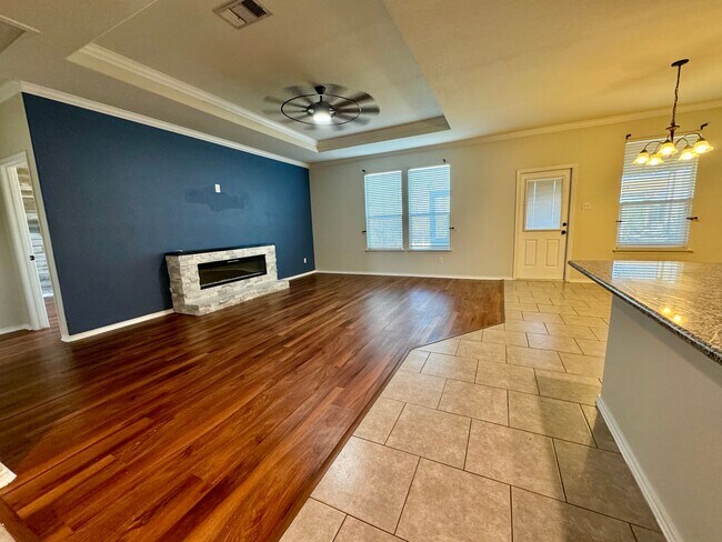 Building Photo - AVAILABLE NOW!