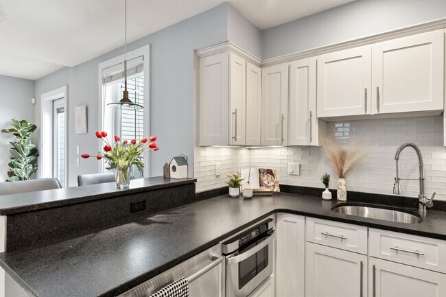 Building Photo - 12 Mohawk St