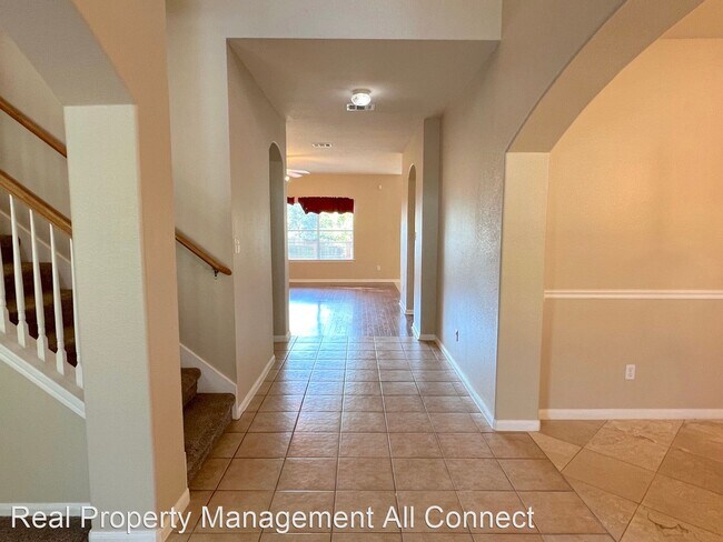 Building Photo - 6 br, 4.5 bath House - 909 Applerock