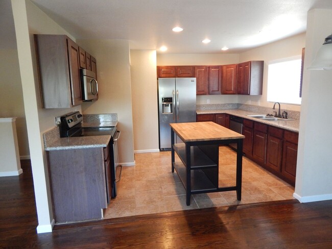 Building Photo - Beautifully Remodeled 6-Bedroom Home in Wi...