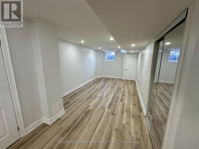 Photo du bâtiment - 12 Ball Crescent