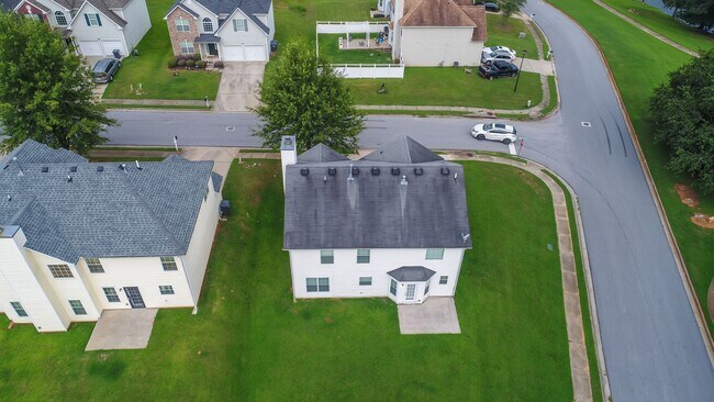 Building Photo - Impressive 4 bed, 2.5 bath Home.