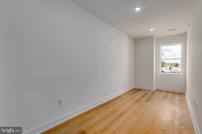 Building Photo - 1222 W Silver St