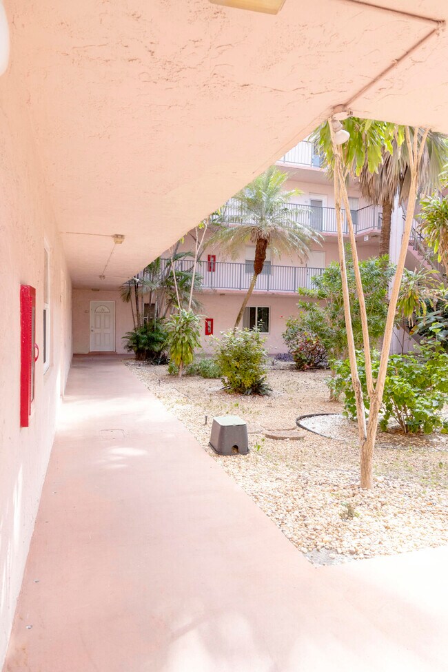 Foto del edificio - 2851 Somerset Dr