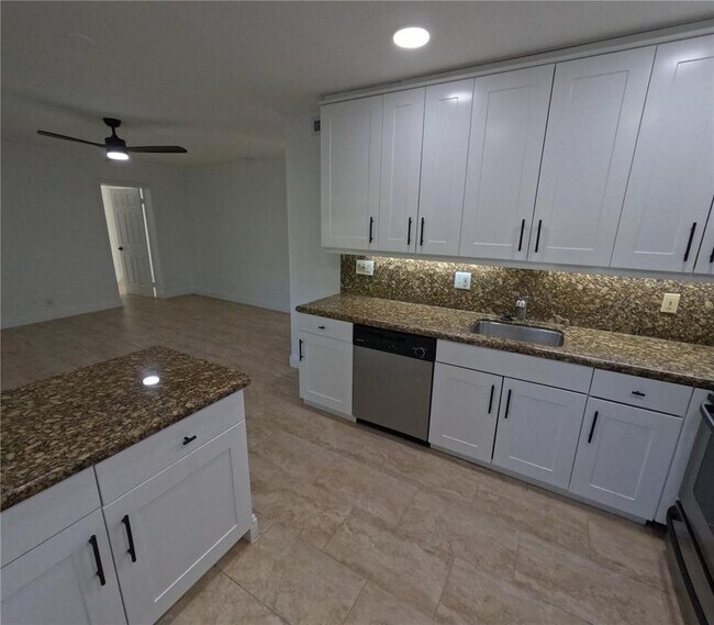 Foto del edificio - 1423 Holly Heights Dr