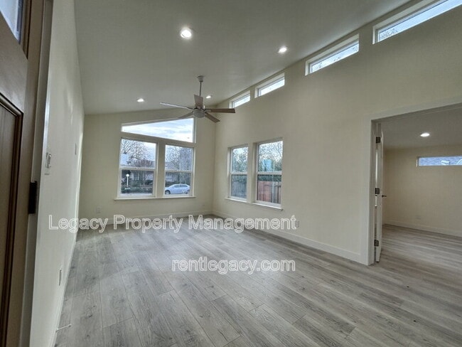 Building Photo - 10753 Oakton Way