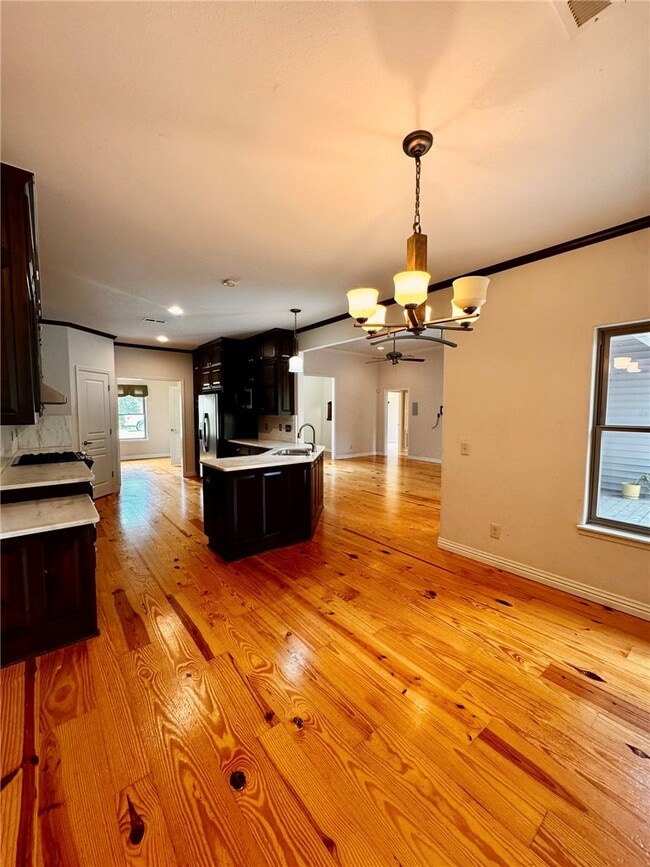 Building Photo - 723 N Lakeview Dr