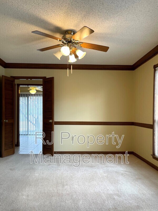 Foto del edificio - 421 Griffon Dr