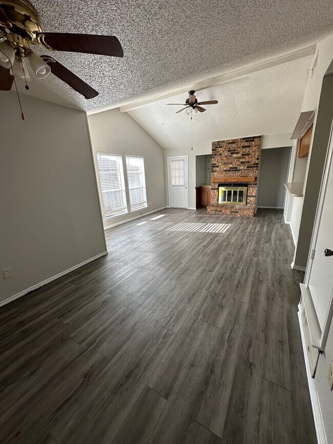 Foto del edificio - $500.00 OFF 1st full rent if you are ready to move NOW! Full brick 2 bed 2 bath Covered Carport a...