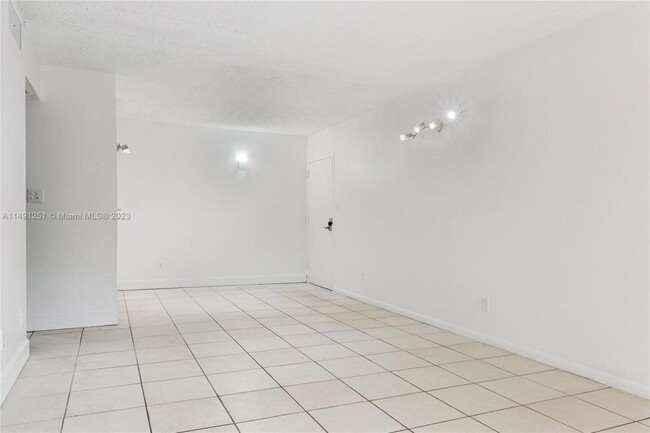 Foto del edificio - 1 bedroom in Hollywood FL 33023