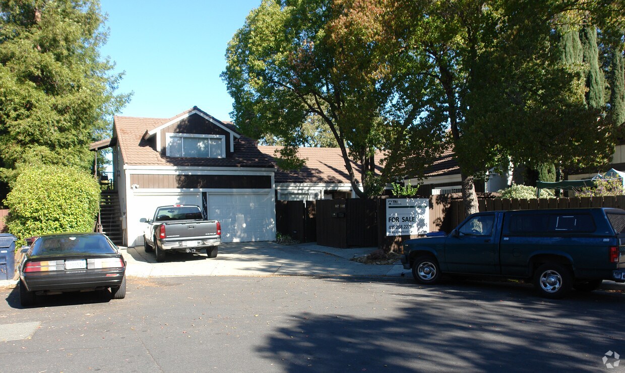 Primary Photo - 1140 Roxie Ln
