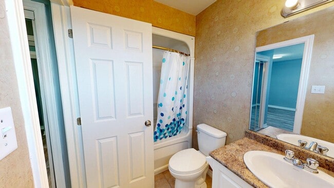 Photo du bâtiment - SPACIOUS THREE BEDROOM UPPER UNIT FOR RENT