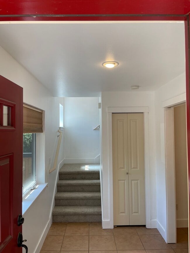 Building Photo - West Seattle - Large Bright 2 Bedroom 1.75 bath Delridge Townhouse