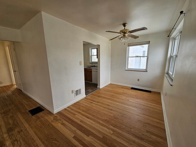 Building Photo - 115 Sanders Dr