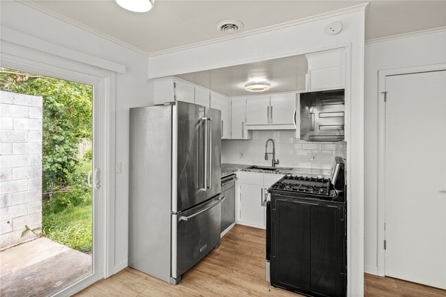 Building Photo - 1715 W Olrich St