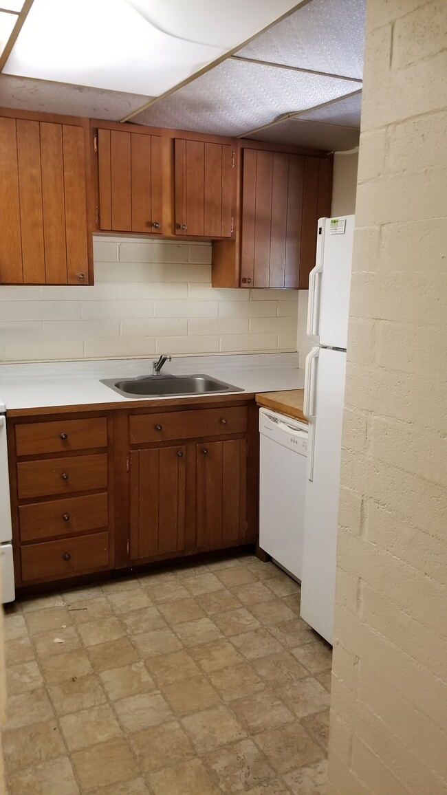 Building Photo - 2752 University Ave