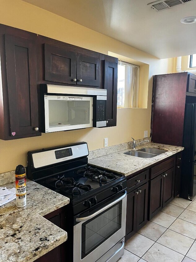 Foto principal - 14537 Archwood St