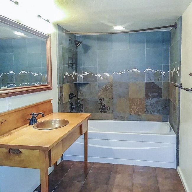 Building Photo - Charming 3-bedroom Lodge-Style Townhouse