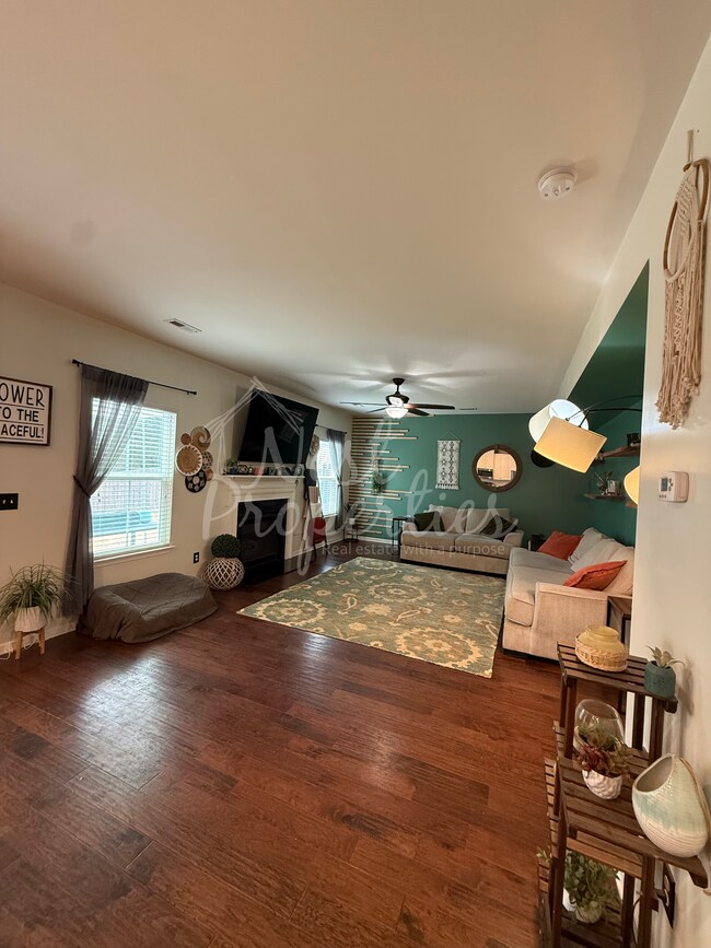 Foto del edificio - 594 Newton Rd