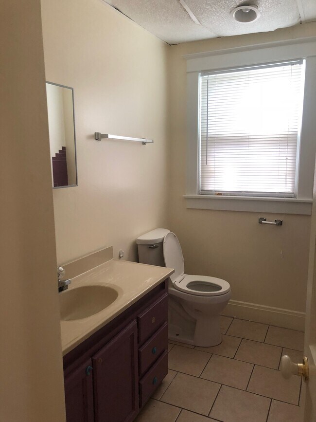 medio baño en el primer piso - 1815 W Bradley Ave