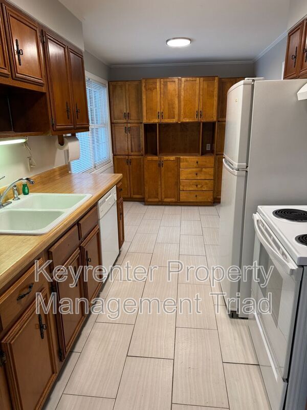 Building Photo - 8020 Linville Rd