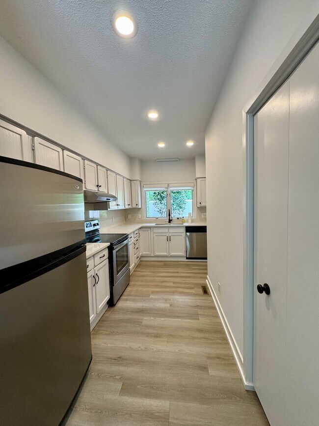 Foto del edificio - Spacious 2-Story Falconbridge Condo with Private Courtyard and Resort-Style Amenities