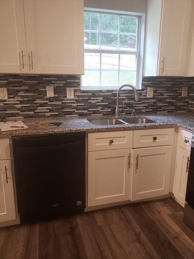 Building Photo - 4 Bedroom 3 Bath Home in Locust Grove
