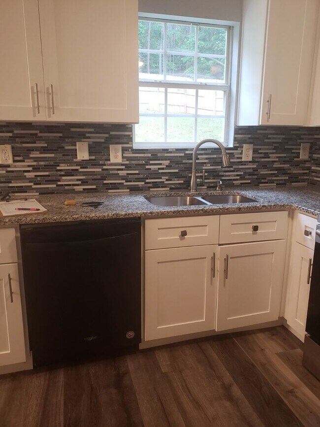 Foto del edificio - 4 Bedroom 3 Bath Home in Locust Grove