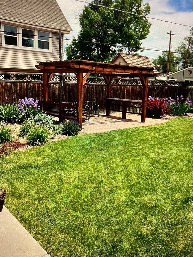 Foto del edificio - 2423 N Nevada Ave