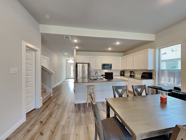 Foto del edificio - LIKE NEW HOME BUILT IN 2024 IN HIGHLY SOUGHT AFTER MADERO ADDITION IN HASLET